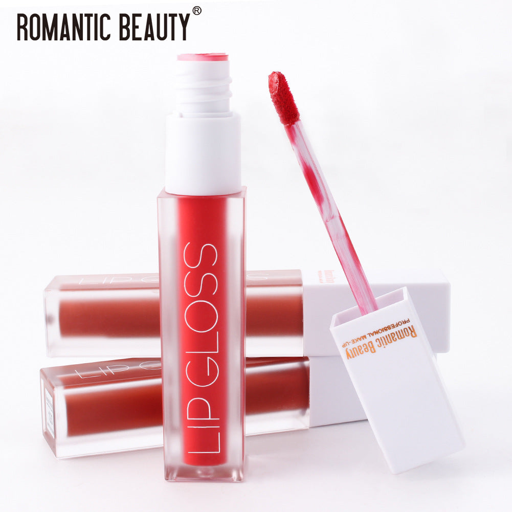 גלוס קטיפתי בגימור מאט של Romantic Beauty, אינו נדבק