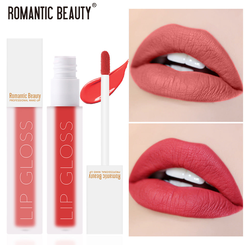 גלוס קטיפתי בגימור מאט של Romantic Beauty, אינו נדבק